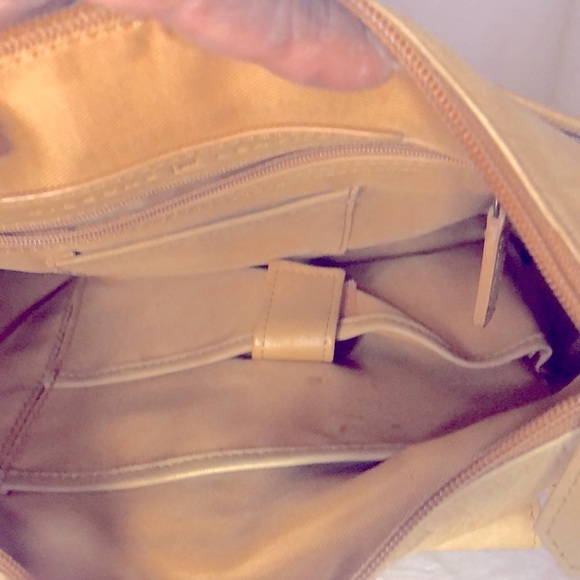 WILSONS LEATHER tan shoulder hand bag. Bronze hardware. Zipper closure on top. - Picture 13 of 15